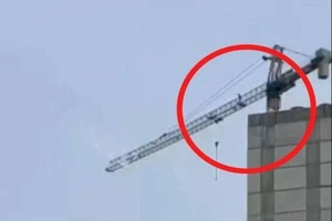 27 липня підлітки опинилися на одному з будівельних майданчиків Подільського району і залізли на стрілу крана