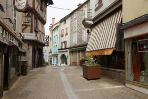 Покупці також повинні взяти на себе зобов'язання відремонтувати будинки протягом певних термінів