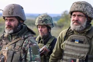 Люди старше 60 років зможуть служити за контрактом. Зеленський підписав закон