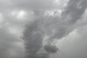 Темно-сірі хмари над Києвом 29 липня 2025 року о 17 годині