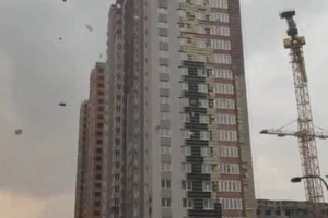 Негода у Києві. Вітер почав розбирати недобуд на Осокорках (відео)