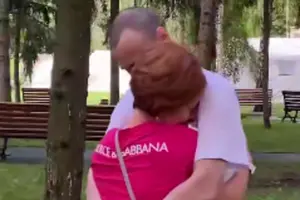 Захисник Зміїного, який понад три роки був у полоні, зустрівся з дружиною: щемливе відео