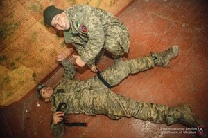 Колумбійські добровольці навчаються такмеду. Половина особового складу легіону – латиноамериканці, переважно колумбійці