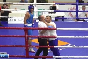 Боксерський поєдинок завершився скандалом: тренер намагався задушити арбітра