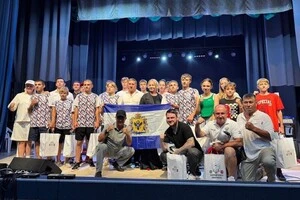 Цзю (у нижньому правому куті) за свою кар'єру переміг 14 бійців у поєдинках за титул чемпіона світу