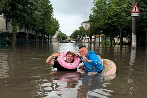 Аномальна злива в Житомирі: жителі розважаються в калюжах (відео)