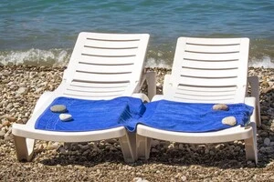 Бійки за шезлонги на пляжах: курорти по всій Європі змушені вжити заходів