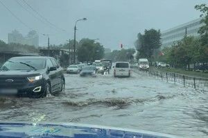 Через велику кількість води на дорогах у місті утворилися численні затори