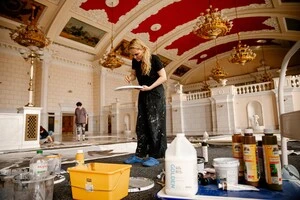 Українська художниця перетворила другий поверх столичного вокзалу на арт-студію