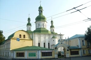 Аварійна просадка покриття на Лаврській: рух вулицею частково обмежено