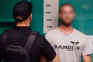 Побачивши поліцейських, 26-річний киянин почав тікати та чинити опір