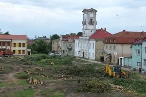 Скандал на Львівщині: влада знищила сквер у центрі Городка, жителі обурені