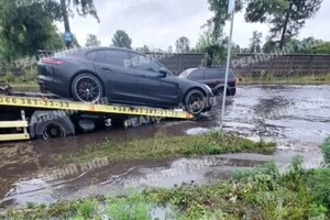  Porsche вантажиться на евакуатор