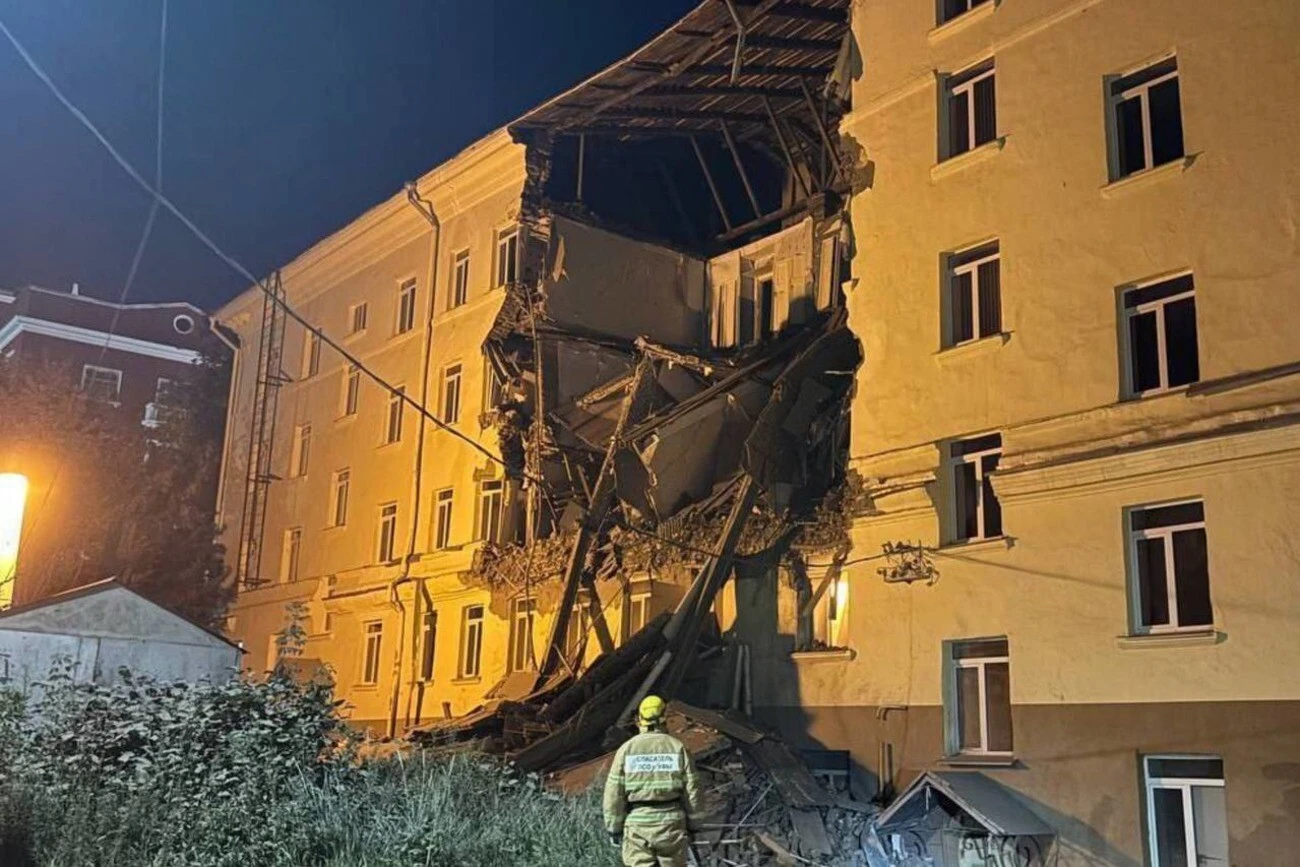 Частина будівлі впала в Уфі