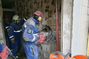 Дивом вижив. Чоловіка, який три години провів під завалами, врятовано (фото, відео)