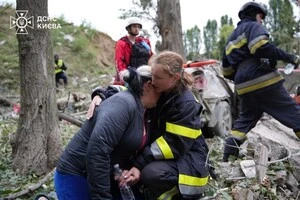 Київ: жінка дочекалася сина, якого рятувальники витягли з-під завалів (відео)