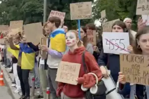 У Маріїнському парку люди вийшли на підтримку законопроєкту про незалежність НАБУ і САП