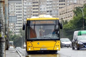 Наслідки нічної атаки: як курсує громадський транспорт та які вулиці перекрито у Києві