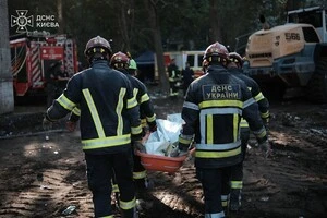 Рятувальники цілодобово працюють над розбиранням завалів