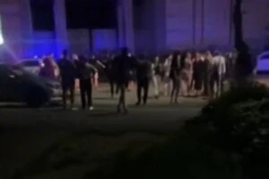 На місце почали масово збиратися жінки, які намагалися прорватися на територію