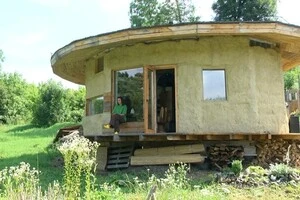 Харків’янка збудувала будинок зі сміття