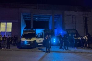 П’ятьох чоловіків віком від 21 до 33 років, причетних до злочину, затримано в процесуальному порядку