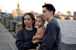 23-річні Микита та Софія Ламехові і їхній 2-річний син Лев