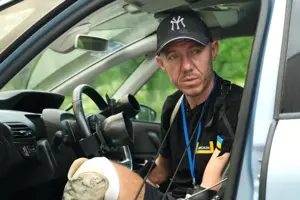 На Львівщині ветеран без рук і ніг вправно водить автомобіль