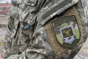 Цивільні з битами й трубами пошкодили автомобіль та завдали ушкоджень солдату з групи оповіщення