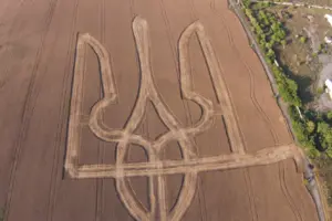 На полі поблизу Павлограда з’явився величезний герб України 