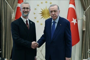 Посол України в Туреччині Наріман Джелял і президент Туреччині Реджеп Тайїп Ердоган. Стамбул. 8 липня 2025 року