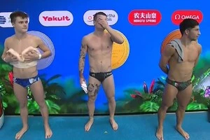 В останній шостій спробі Середа (ліворуч) виконав стрибок на 91.80 балів, що дозволило йому здобути срібло