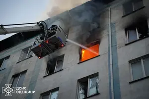 Удар по Одещині: спалахнула пожежа на радіоринку, пошкоджено будинок