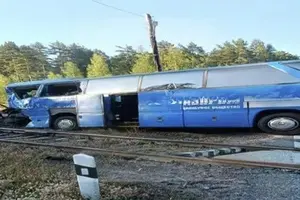 У Ленінградській області автобус зіткнувся з вантажним потягом: є загиблі та постраждалі