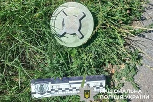 На дитячому майданчику у Києві перехожі помітили  схожий на міну предмет (фото)
