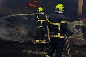 Гасіння пожежі триває