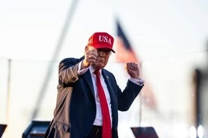 Трамп дивно поводиться на публічних заходах, але перевірку розумових здібностей не проходив