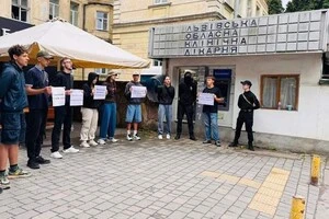 Близько 25 ветеранів та небайдужих громадян зібралися під стінами лікарні з плакатами