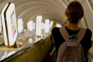 Номерні знаки, грамофон та милиці: що найчастіше гублять пасажири метро