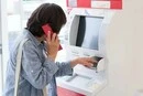 Телефони біля банкоматів. Японія запровадила жорстку заборону для людей похилого віку 