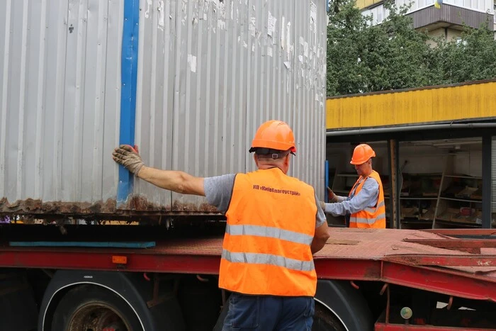 Демонтаж незаконних тимчасових споруд: скільки об’єктів прибрано у столиці в липні