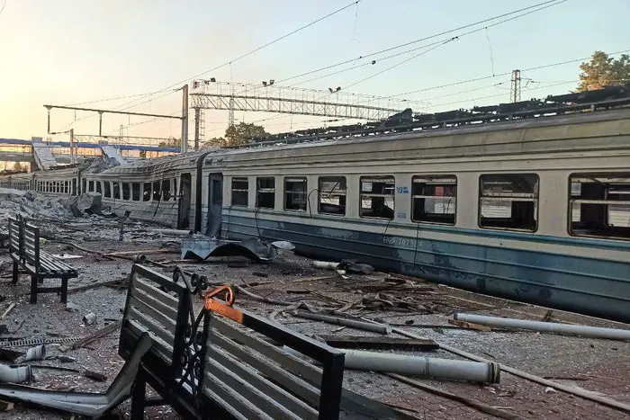 Атака на Лозову: рятувальники показали моторошні кадри наслідків