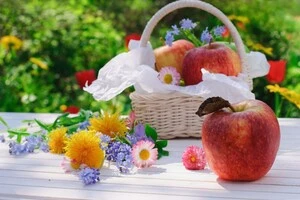 Яблучний Спас 2025: що потрібно нести до церкви на Преображення Господнє, традиції, прикмети та заборони цього дня