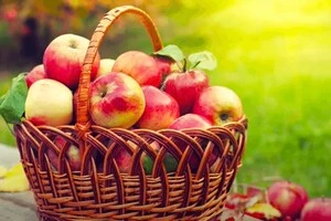 Найкрасивіші вітання та листівки на Яблучний Спас в 2025 році