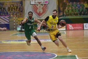 Минулого сезону Суперліги Прозапас провів 30 матчів, у яких набирав у середньому 8.9 очка, 2.4 підбирання і 1.8 передачі