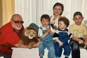 Архівне фото Яна Табачника і Тетяни Недєльської з синами