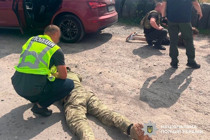 Нестандартний план уникнення військової служби: на спробі підкупу офіцера на Рівненщині затримали двох осіб