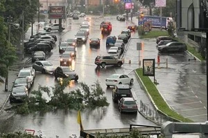 Злива в Києві спричинила затримки та зміни в русі громадського транспорту