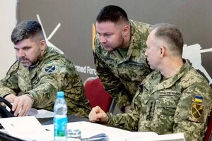 Начальник Генштабу Андрій Гнатов, його заступник Олег Апостол, головнокомандувач ЗСУ Олександр Сирський. Весна 2025 року. Стабілізація на Сумщині – результат колективної роботи, підкреслює Апостол