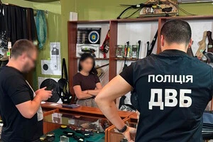 На Прикарпатті власниця мисливських магазинів торгувала дозволами на зброю